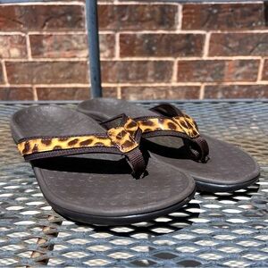 Vionic Tide II Orthoheel Brown and Cheetah Print Thong Sandals 8